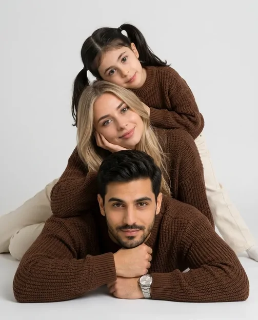 پرامپت عکس آتلیه ای سه نفره خانوادگی به صورت ترکیب عمودی روی همدیگر